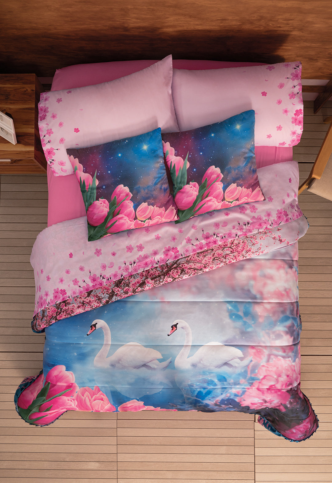 El coordinado de Colcha Cisnes, es un hermoso juego de tonos rosas, hermosos diseños florales de color rosa y hermosos estampado de cisnes.